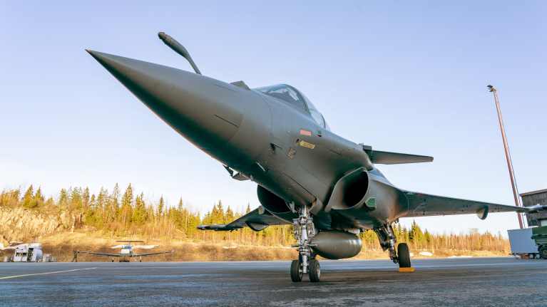 Dassault Rafale-hävittäjä Satakunnan lennoston kentällä.