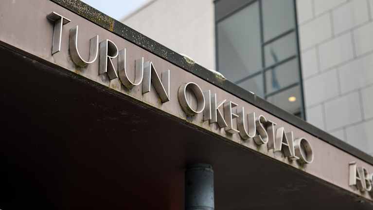 Turun oikeustalon julkisivu.