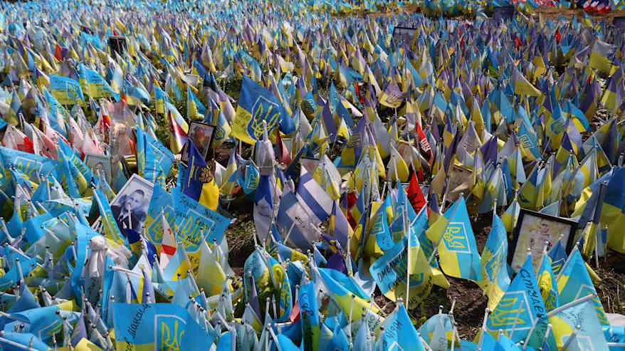 Suomen lippuja Ukrainan sodassa kaatuneiden muistopaikalla Maidanin aukiolla Kiovassa.