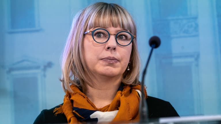 Aino-Kaisa Pekonen hallituksen tiedotustilaisuudessa.