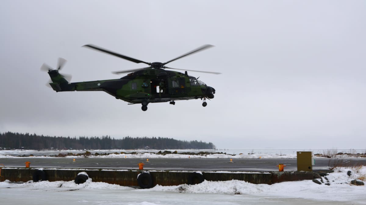 Försvarsmaktens helikoptrar deltog i sjöräddningsövningen utanför Replot. Helikoptern lyfter från Vallgrunds sjöbevakningsstation.