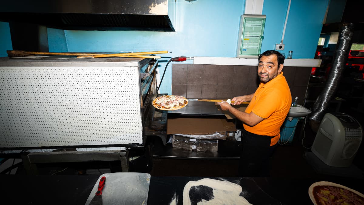 Jyväskylän Kuokkalassa sijaitsevan Pizzeria Rosiefin omistaja Halil Danqi valmistaa pitsaa.