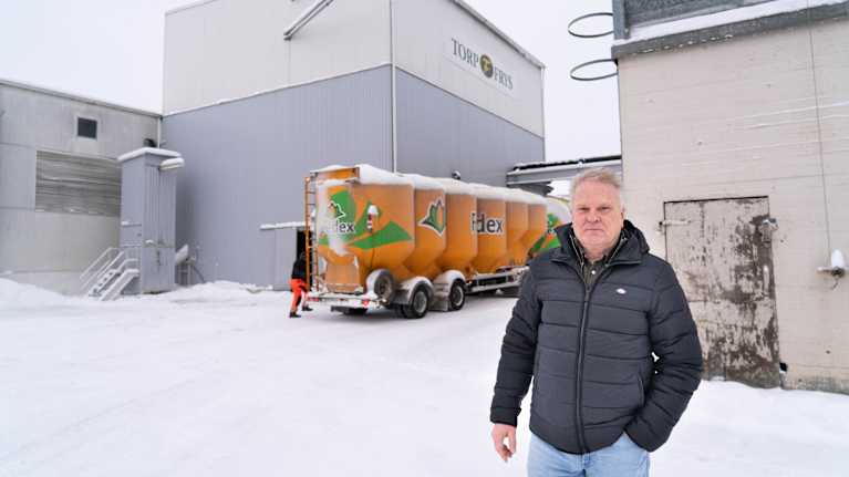 man vid fabrik