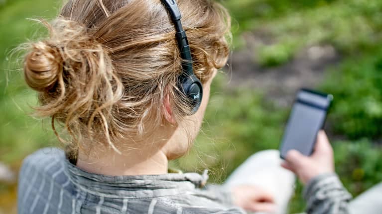 Äänikirjan kuuntelija