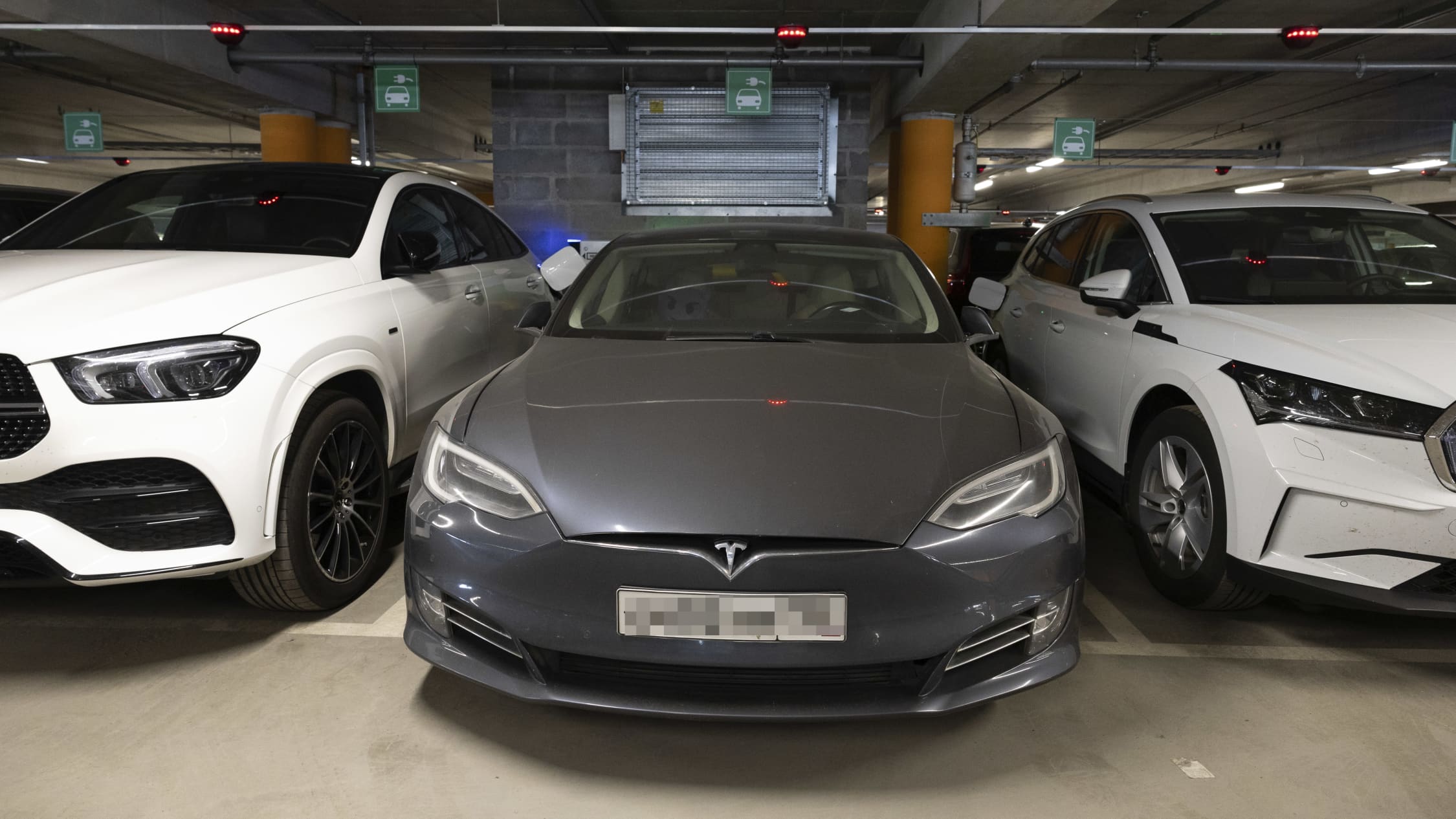 Venäläinen auto (Tesla) pysäköitynä Helsinki–Vantaan lentoasemalla.