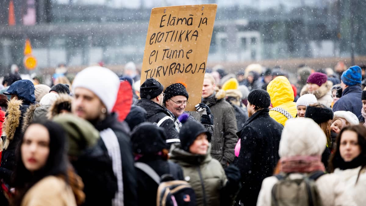 Mielenosoittajia kansalaistorilla Helsingissä.