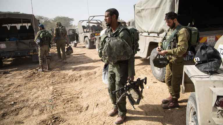 Gazan kaistalla taistelleet israelilaiset sotilaat palasivat Etelä-Israelin tukikohtaan sunnuntaina 26. marraskuuta.