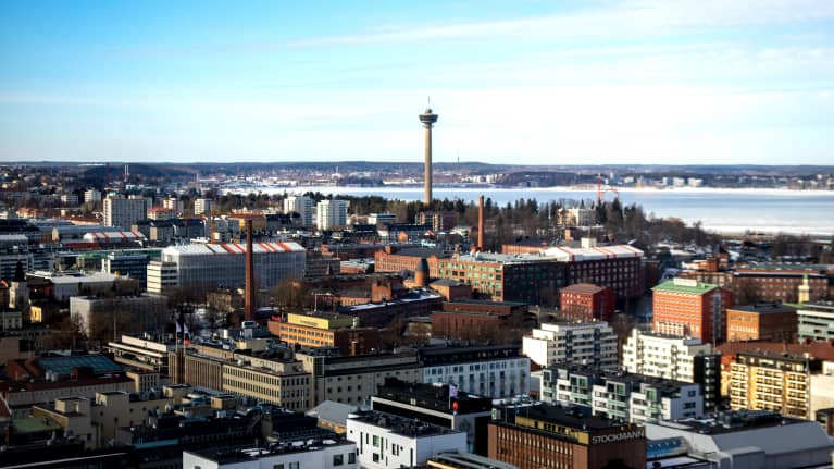 Torni-hotellin korkeuksista otettu kuva maaliskuisesta Tampereen keskustasta. Kuvan keskellä siintää Näsinneula.