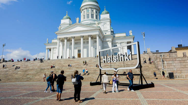 helsingin-tuomiokirkossa-ja-suomenlinnan-kirkossa-k-vij-ilt-perit-n