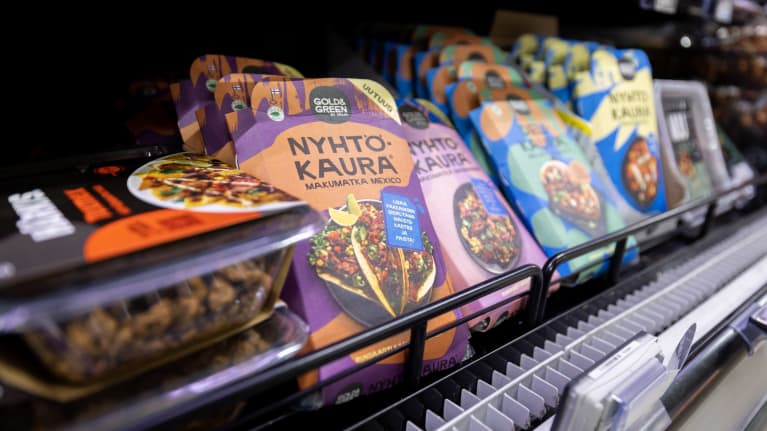 Produkter med riven havre i butikens kylhylla.