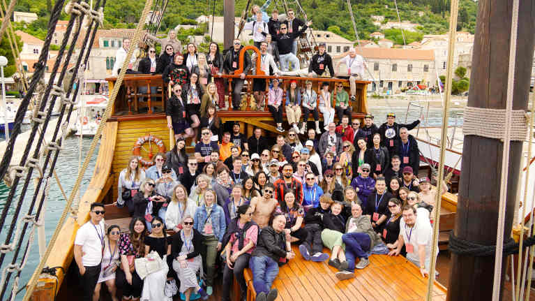 Snowhotel Familyn työntekijät laivan kannella Kroatian Dubrovnikissa.