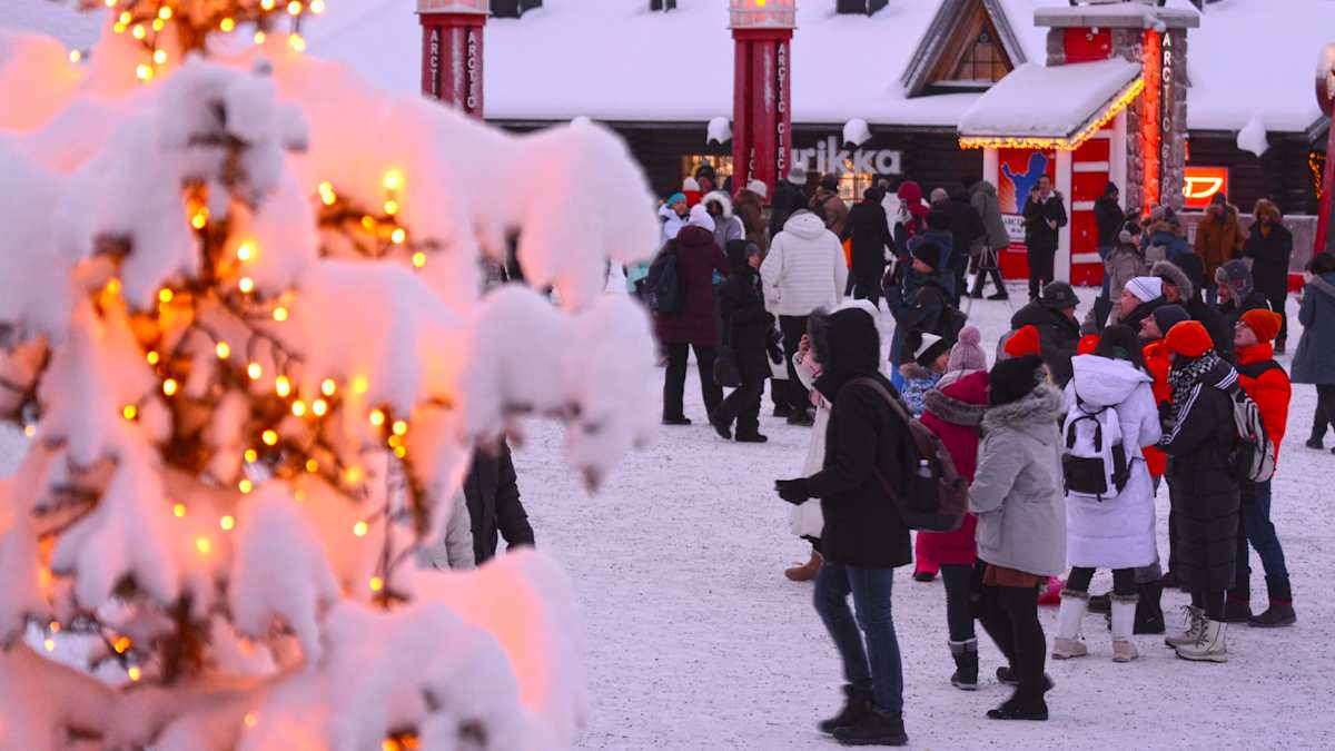 Turistit etsivät Lapista lumista talvea. Kuva: Vesa-Pekka Hiltunen / Yle