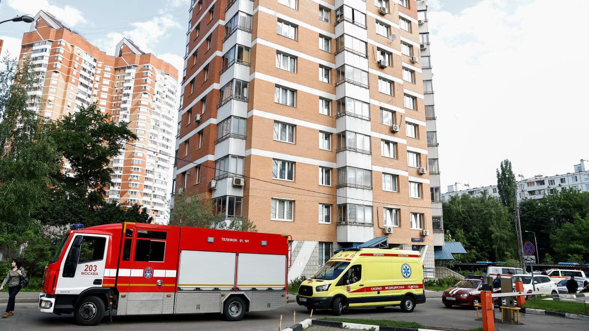 Paloauto ja ambulanssi kerrostalon edessä Moskovassa.