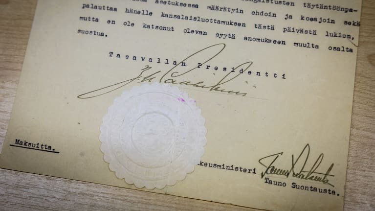 Lauri Törnin armahdusasiakirja, jonka on allerkirjoittanut presidentti Paasikivi ja jolla Törni vapautui vankilasta kärsimästä kuuden vuoden kuritushuonetuomiota maanpetostuomiota jouluna vuonna 1948.