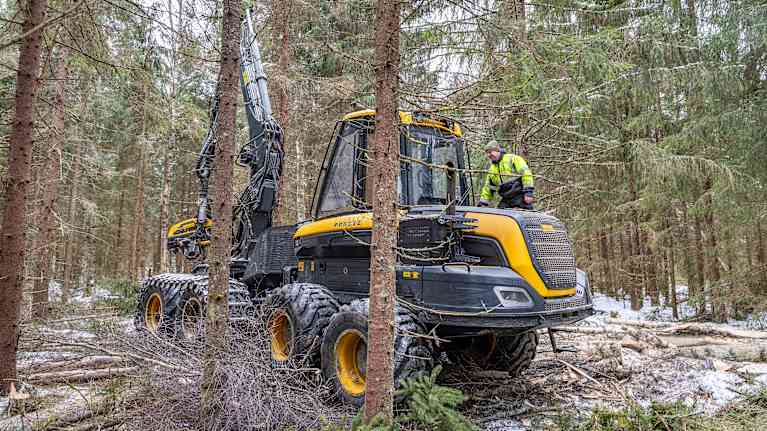 En skördare djupt inne i skogen.