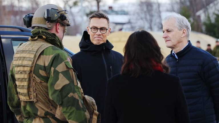 Suomen presidentti ja Norjan pääministeri vierailivat sotaharjoituksessa. Kuva: Jani Saikko / Yle