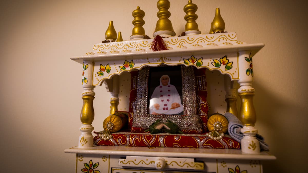 Alttari työhuoneen seinällä Shree Pramhans Advait Mat - Shree Gyry Maharaj Ji
