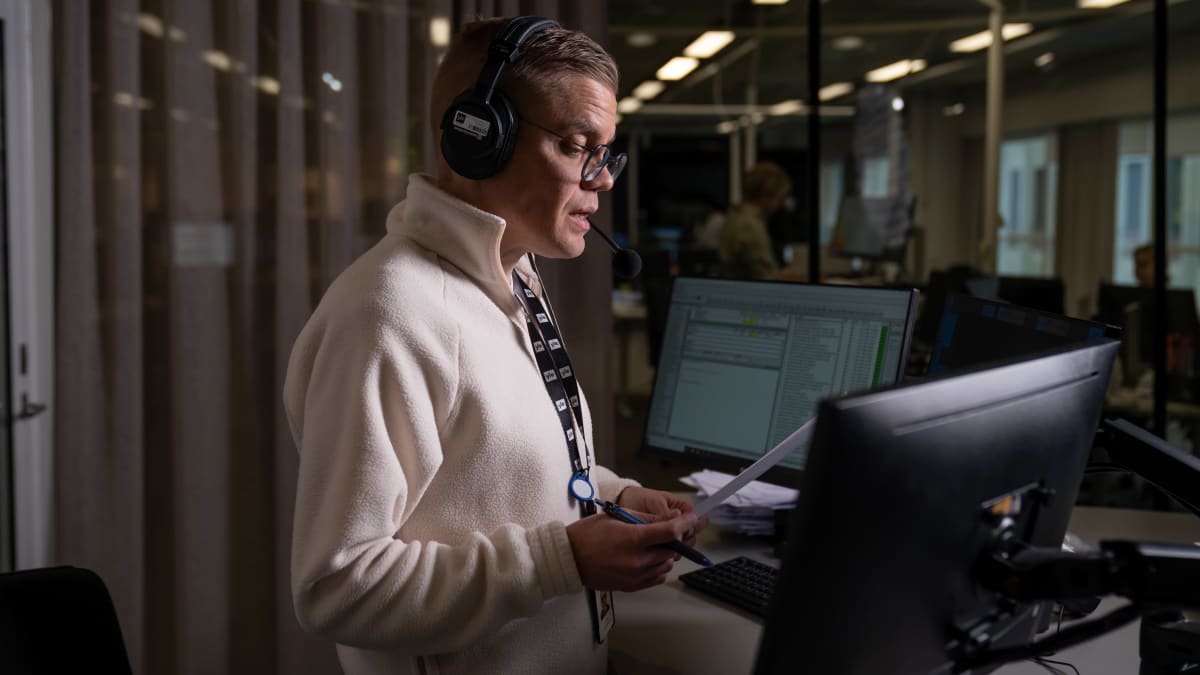 Reporter Tuukka Lukinmaa is reading clear news. Photo: Jari Kovalainen / Yle