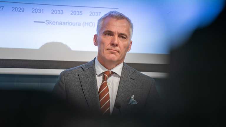 Anders Adlercreutz tiedotustilaisuudessa.