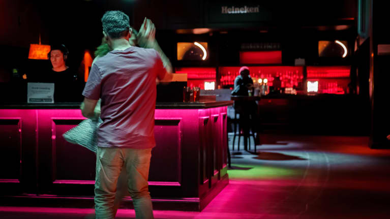 Tanssiva pari yökerho Maxinessa.