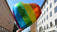 En ballong i form av ett hjärta i regnbågens alla färger. 