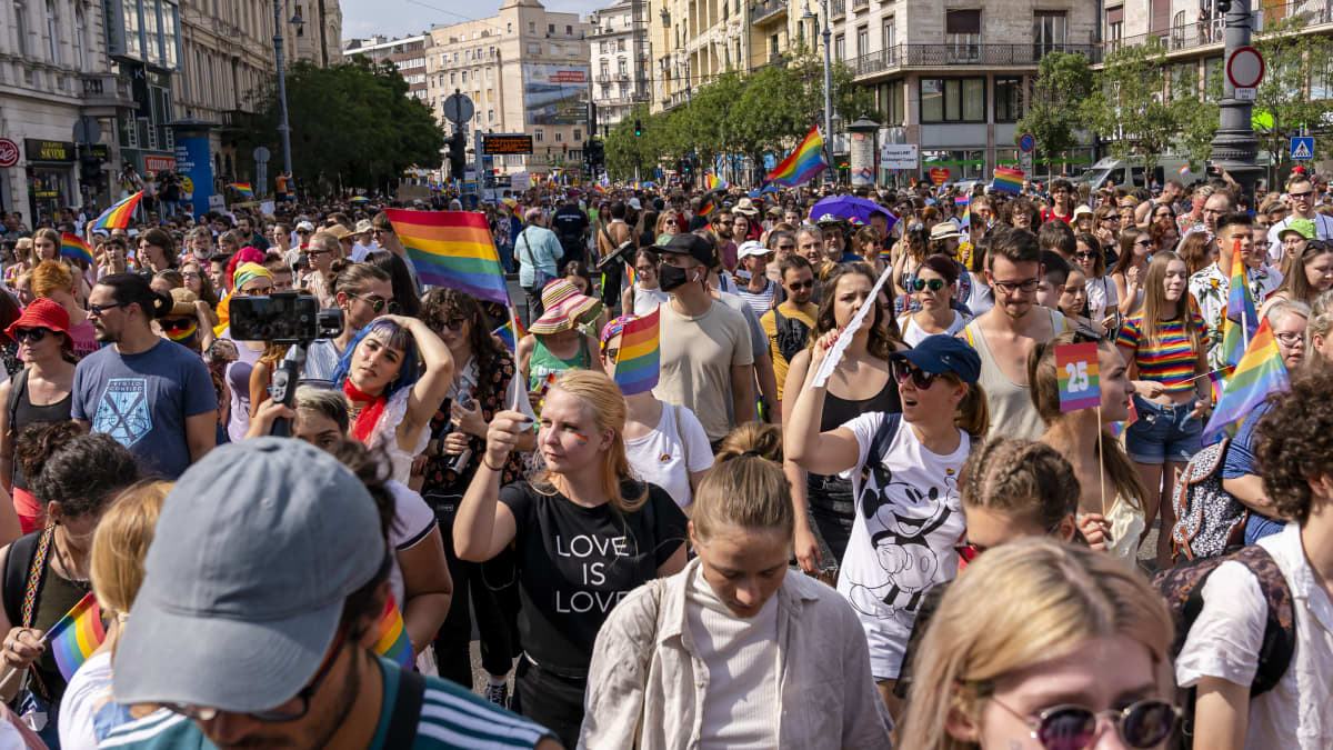 Juhlijoita Budapest Pride-kulkueessa 2021.