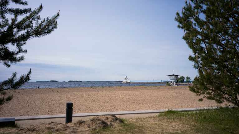 Oulun Nallikarin ranta ja majakka.