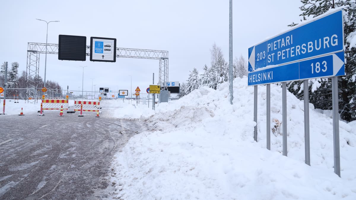 Vaalimaan raja-asemalla on tyhjää ja kyltti, jossa kerrotaan, että Pietariin on 203 kilometriä ja Helsinkiin 183 kilometriä.