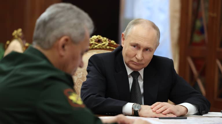 Venäjän puolustusministeri Sergei Šoigu ja presidentti Vladimir Putin kuvattuina 20. helmiukkuta 2024.