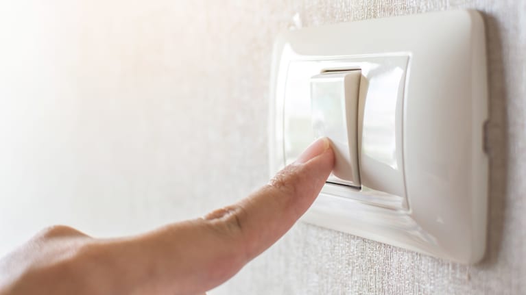 Ett finger knäpper av en lampa.