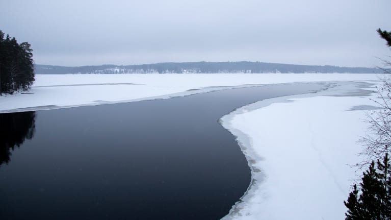 Osittain jäätynyt, osittain sula Kautunvuolle eli Näsijärvellä Kautun sillan ali kulkeva osa kuvattuna harmaana pakkaspäivänä.