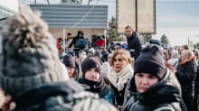 Tuhannet ihmiset jonottivat Ukrainen ja Puolan välisellä Punkt Shehynin rajavyöhykkeellä.
