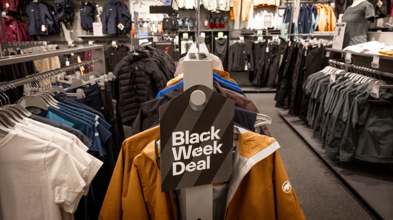 Vaaterekkejä Blackweekin aikana Tampereen Lielahden Powerissa.