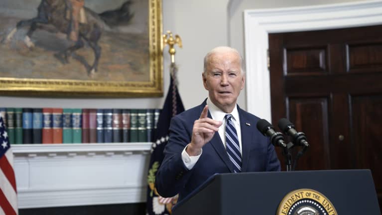 Presidentti Joe Biden puhujakorokkeella Valkoisessa talossa.