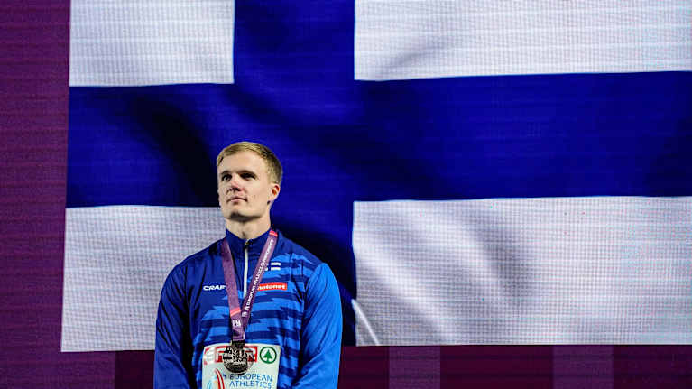 Javelin thrower Oliver Helander on the podium. Photo: Tomi Hänninen / Yle