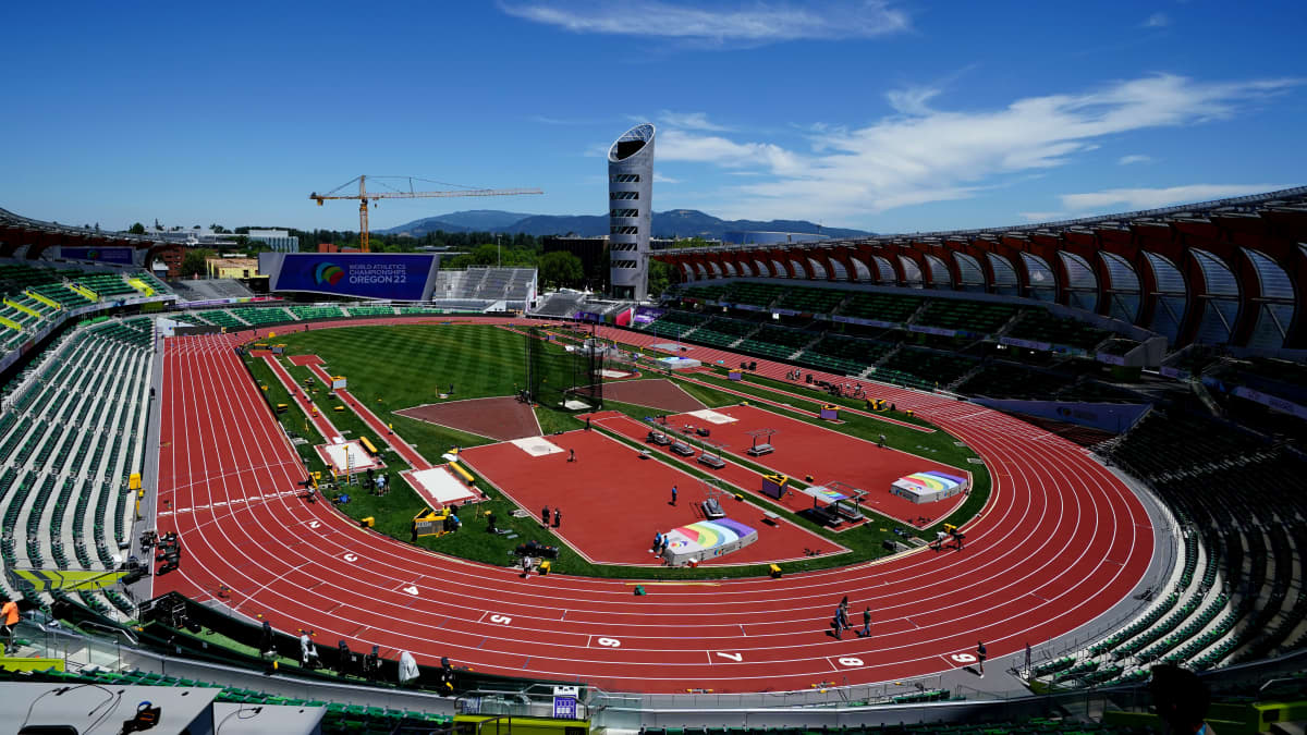 Mediakatsomosta on suora näkyvyys hotelliin, jossa Suomen joukkue majoittuu. Hotelli on rakennus stadionin tornin takana.