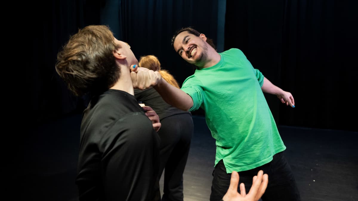 Sulo Rahman fyysisen teatterin oppitunnilla Tampereen Nätyllä.