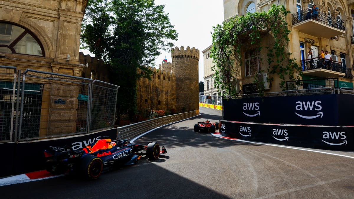 Max Verstappen ajaa Charles Leclercin perässä Bakussa.