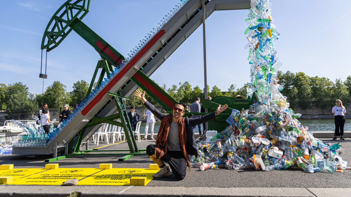 Kanadalaisen taiteilijan Benjamin Von Wongin taideinstallaatio nimeltä "Perpetual Plastic Machine" ympäristöjärjestö Greenpeacen järjestämässä tapahtumassa Pariisissa, Ranskassa, 27. toukokuuta.