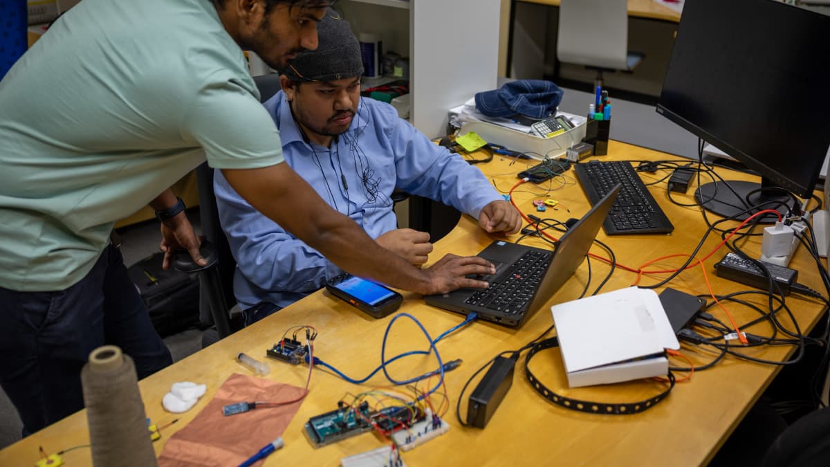Älyvaatteita kehittävät insinöörit Shaik Asif ja Rahman Musfequr tietokoneen ääressä.