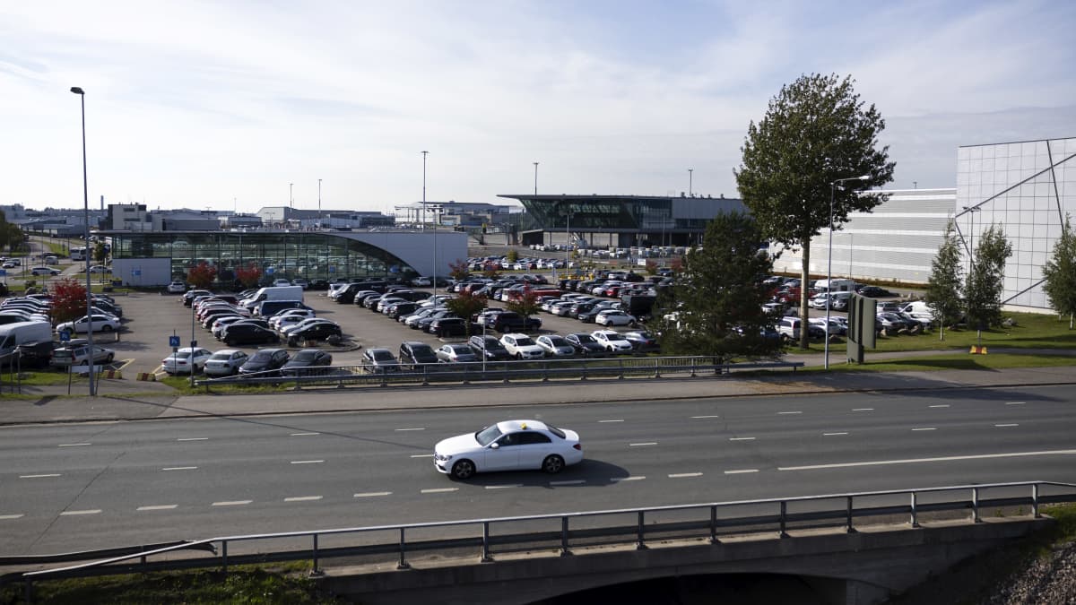 Helsinki–Vantaan lentoaseman parkkialue kuvattuna viereiseltä tieltä.