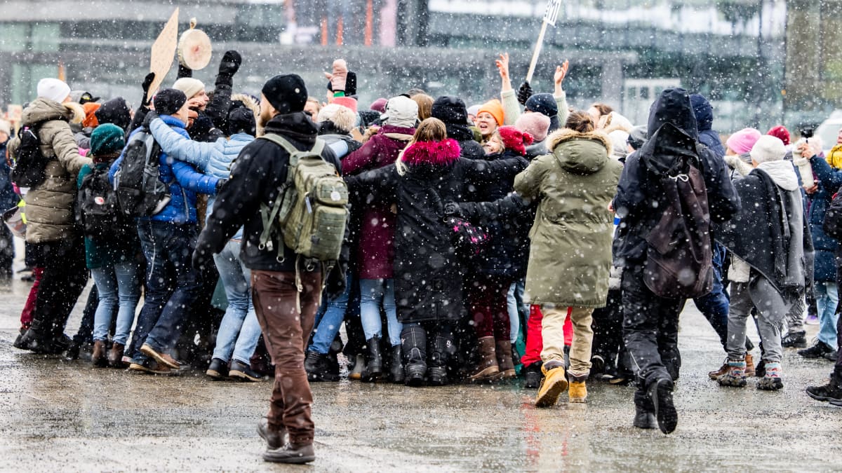 Mielenosoittajien ryhmähalaus.