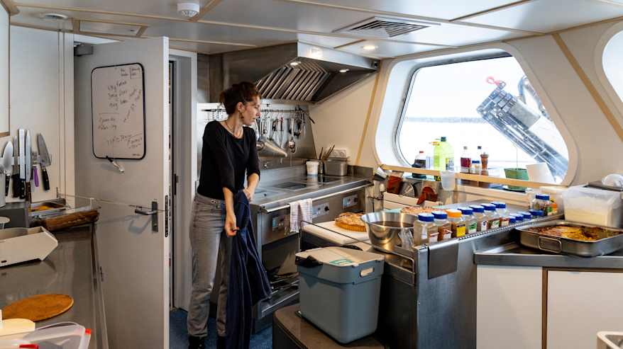 Kokki seisoo aluksen keittiössä.