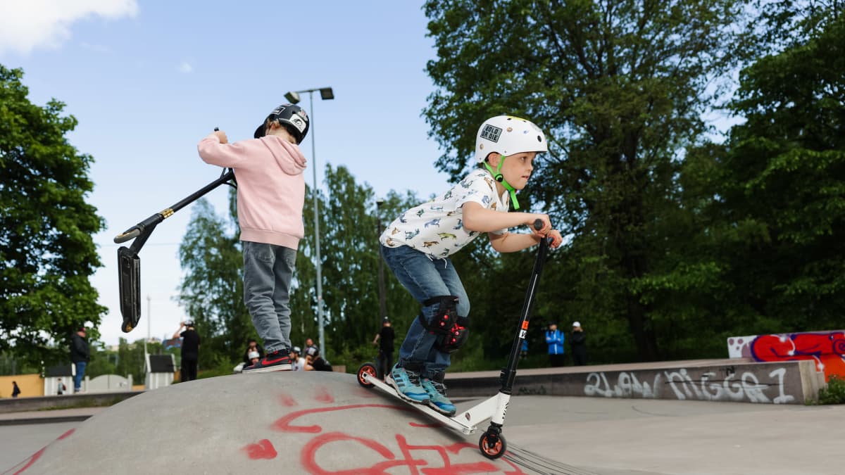Kypäräpäinen skuuttaaja lähtee vauhtiin skeittiparkin rampilta.