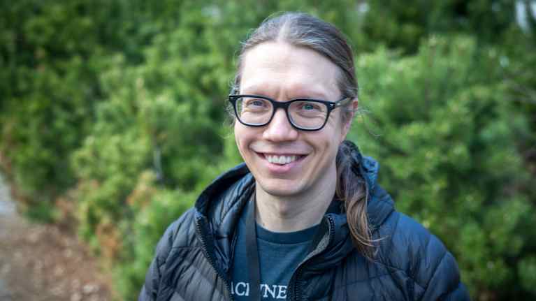 Erikoistutkija Hannu Savolainen. Kuva: Mårten Lampén / Yle