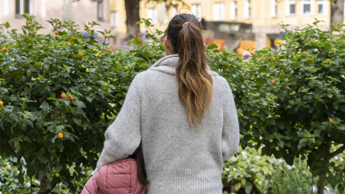 Anonyymisti kuvattu afgaaninainen ja lapsi puistossa