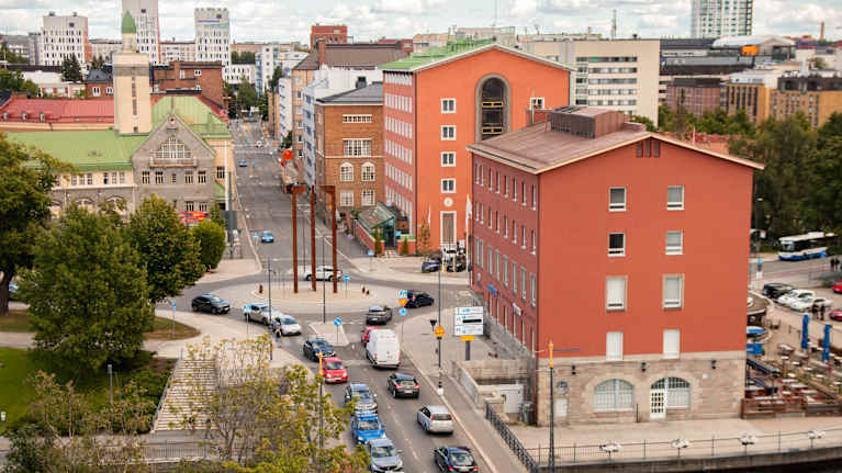 Tampereen Satakunnankadun liikenneympyrä kuvattuna Finlaysonin katolta. Tiellä kulkee useita autoja.