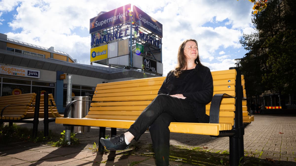 Jyväskylän yliopiston yhteisötutkimuksen dosentti, lähiötutkija Kaisu Kumpulainen istuu tuolilla Jyväskylän Kuokkalassa.