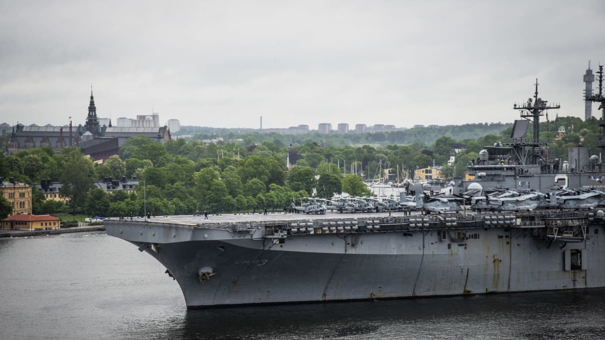 USS Kearsarge sota-alus Tukholman edustalla.