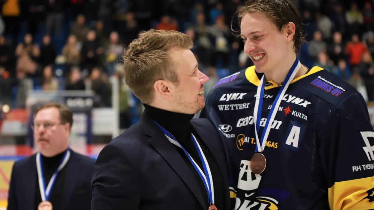 Roki-päävalmentaja Maso Lehtonen ja varakapteeni Miika Tiihonen halaavat pronssipelin jälkeen.